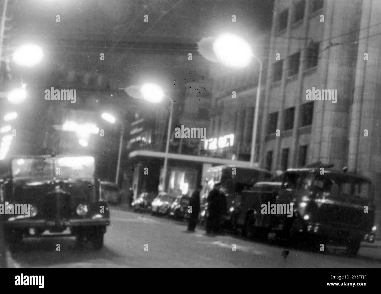 EXPLOSION DES ENGINS DE POMPIERS APRÈS L'EXPLOSION D'UNE BOMBE À ALGER LE 8 NOVEMBRE 1961 Banque D'Images