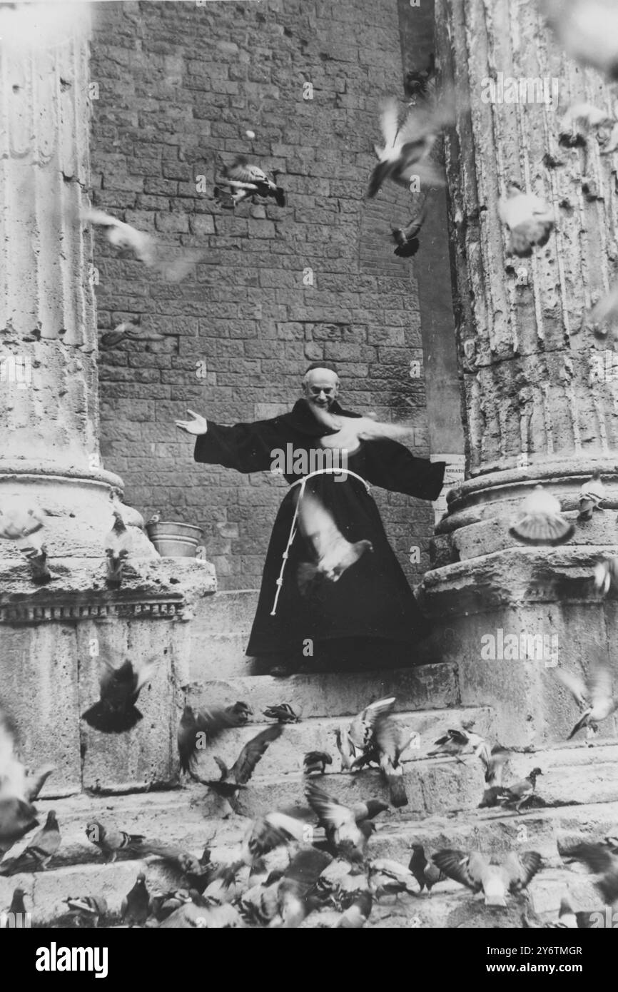 PRÊTRE FRANCISCAIN AVEC PIGEON À ASSISE 6 OCTOBRE 1961 Banque D'Images