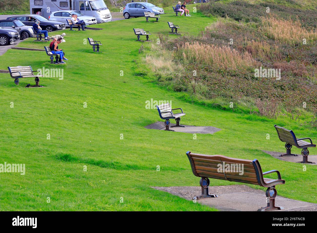 De nombreux bancs à un point de vue populaire sur un promontoire, Gower, Swansea, Galles du Sud, Royaume-Uni. Prise en septembre 2024 Banque D'Images