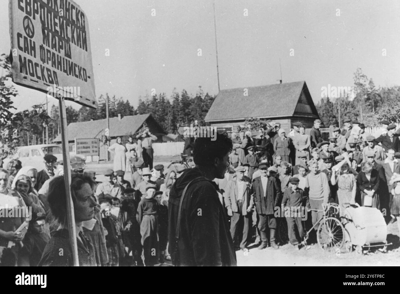 LE GROUPE AMÉRICAIN DE MARCHE POUR LA PAIX ARRIVE À LA PÉRIPHÉRIE DE MOSCOU LE 28 SEPTEMBRE 1961 Banque D'Images