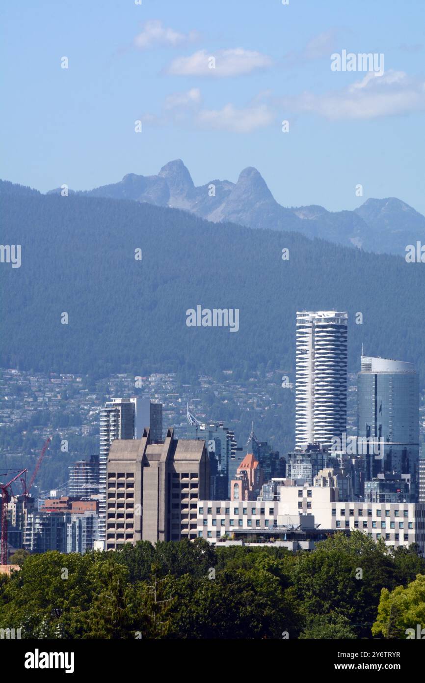En regardant vers le nord vers les tours du centre-ville de Vancouver, les sommets Lions et les montagnes North Shore, Vancouver, Colombie-Britannique, Canada. Banque D'Images