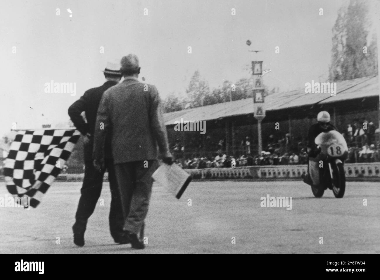 MIKE HAILWOOD FRANCHIT LA LIGNE GAGNANTE À MONZA EN ITALIE / 6 SEPTEMBRE 1961 Banque D'Images