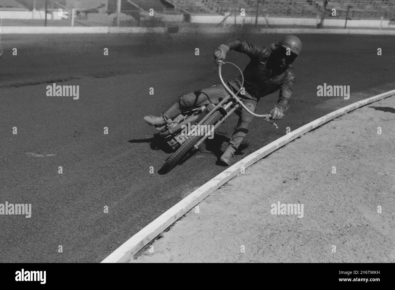 SPEEDWAY L'ÉQUIPE BRITANNIQUE PARTICIPERA AUX CHAMPIONNATS EN SUÈDE - RONNIE MOORE EN ACTION / 31 AOÛT 1961 Banque D'Images