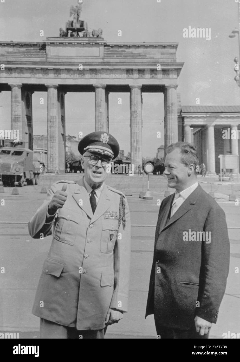 Berlin : le général Bruce Clarke , commandant de l'armée américaine en Europe , donne le signe du pouce levé alors qu'il parle à Herr Willy Brandt , maire de Berlin-Ouest , à la porte de Brandebourg . Le général Clarke est arrivé ici aujourd'hui pour s'entretenir avec les commandants locaux et inspecter la garnison américaine forte de 5 000 hommes. 16 août 1961 Banque D'Images