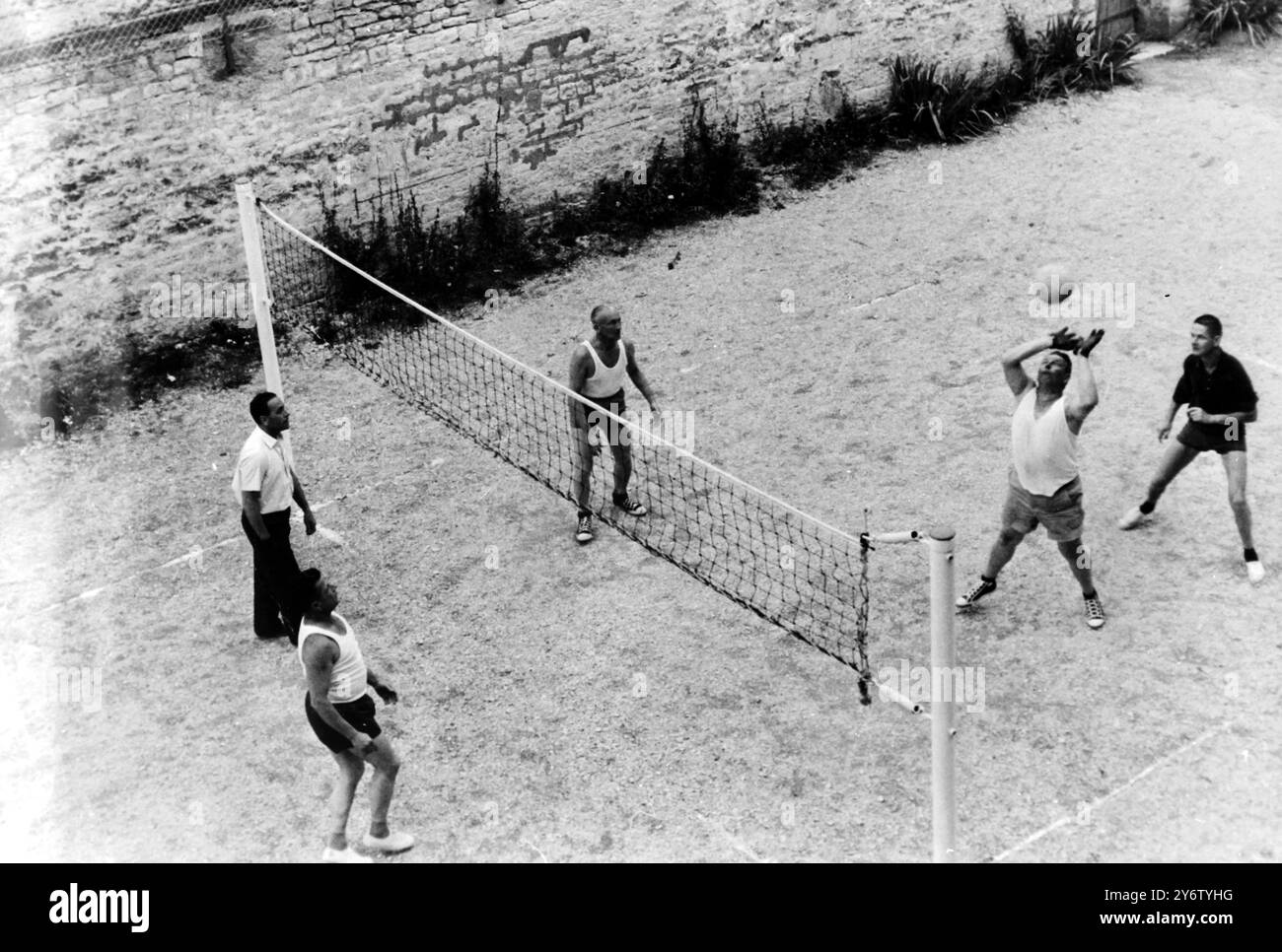 CHALLE MAURICE EX C-IN-C FORCES ALGÉRIENNES JOUANT AU VOLLEYBALL EN PRISON / 14 AOÛT 1961 Banque D'Images