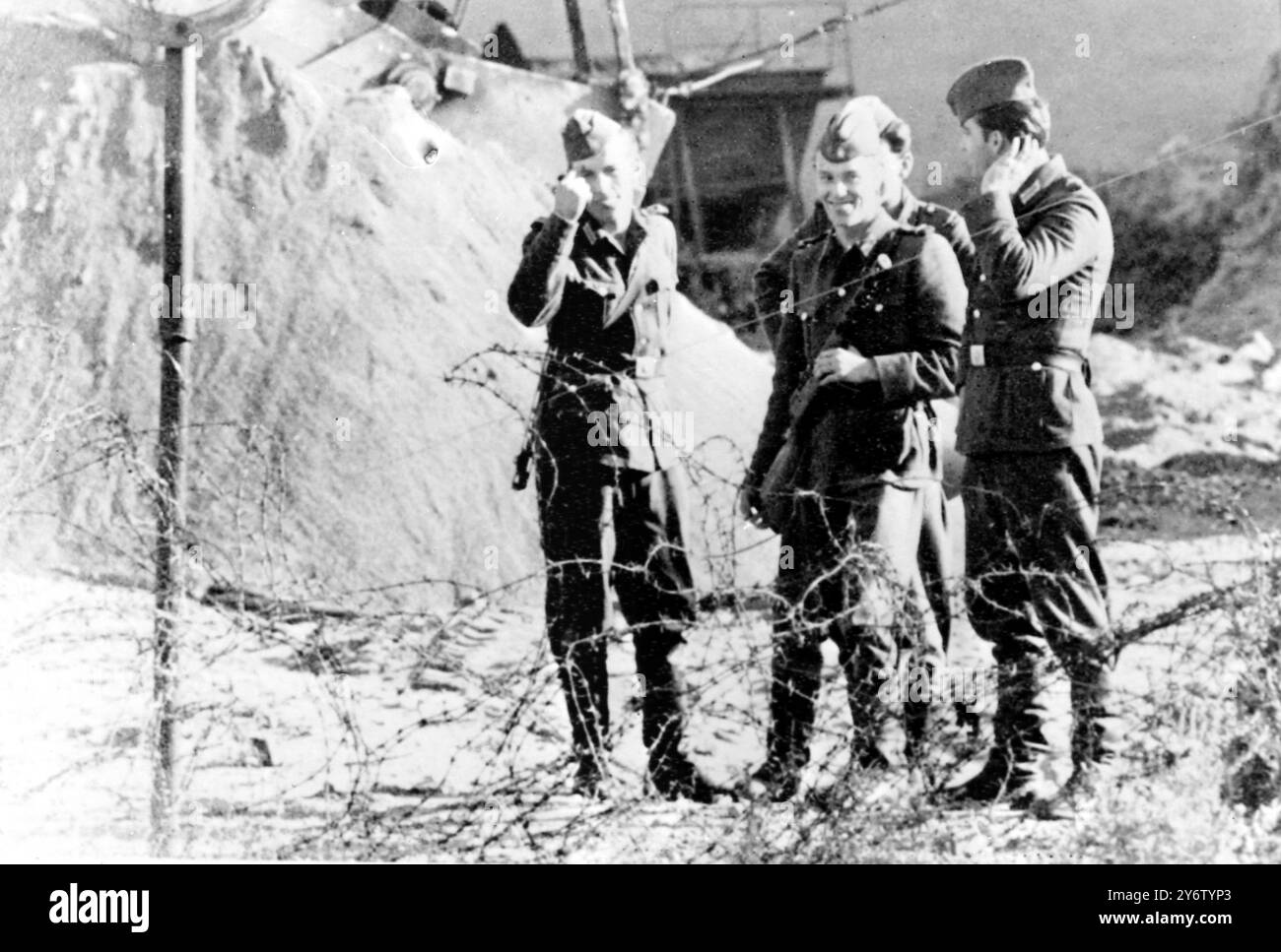 RÉFUGIÉS LA POLICE EST-ALLEMANDE REGARDE LE SECTEUR AMÉRICAIN À BERLIN LE 13 AOÛT 1961 Banque D'Images