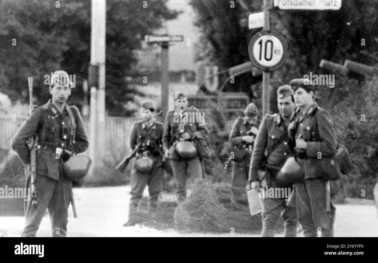 RÉFUGIÉS LA POLICE EST-ALLEMANDE REGARDE LE SECTEUR AMÉRICAIN À BERLIN LE 13 AOÛT 1961 Banque D'Images