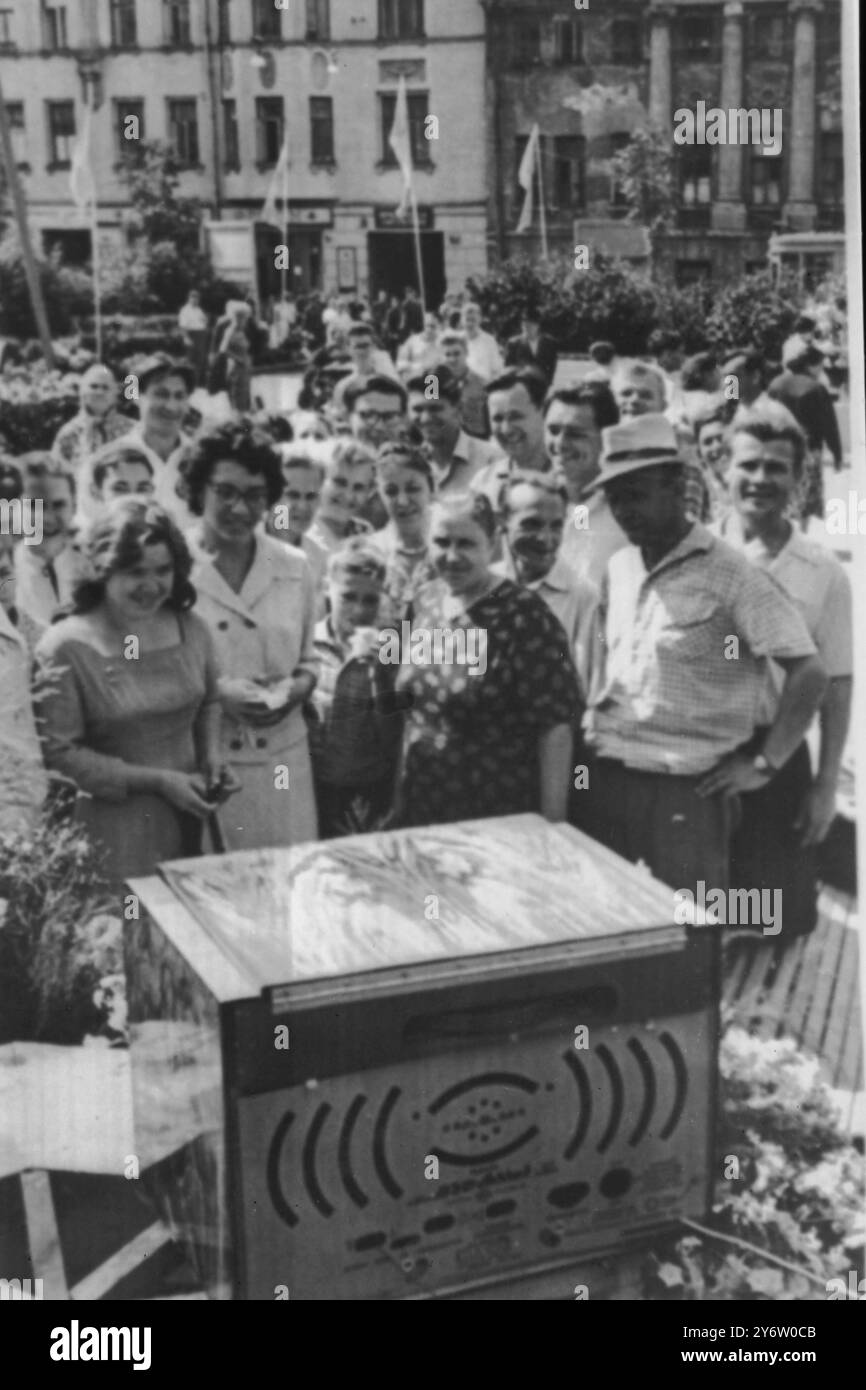 VOYAGE SPATIAL MOSCUVITES STAND TV SET REGARDER TITOV APRÈS LE VOL 6 AOÛT 1961 Banque D'Images VOYAGE SPATIAL MOSCUVITES STAND TV SET REGARDER TITOV APRÈS LE VOL 6 AOÛT 1961 Banque D'Images