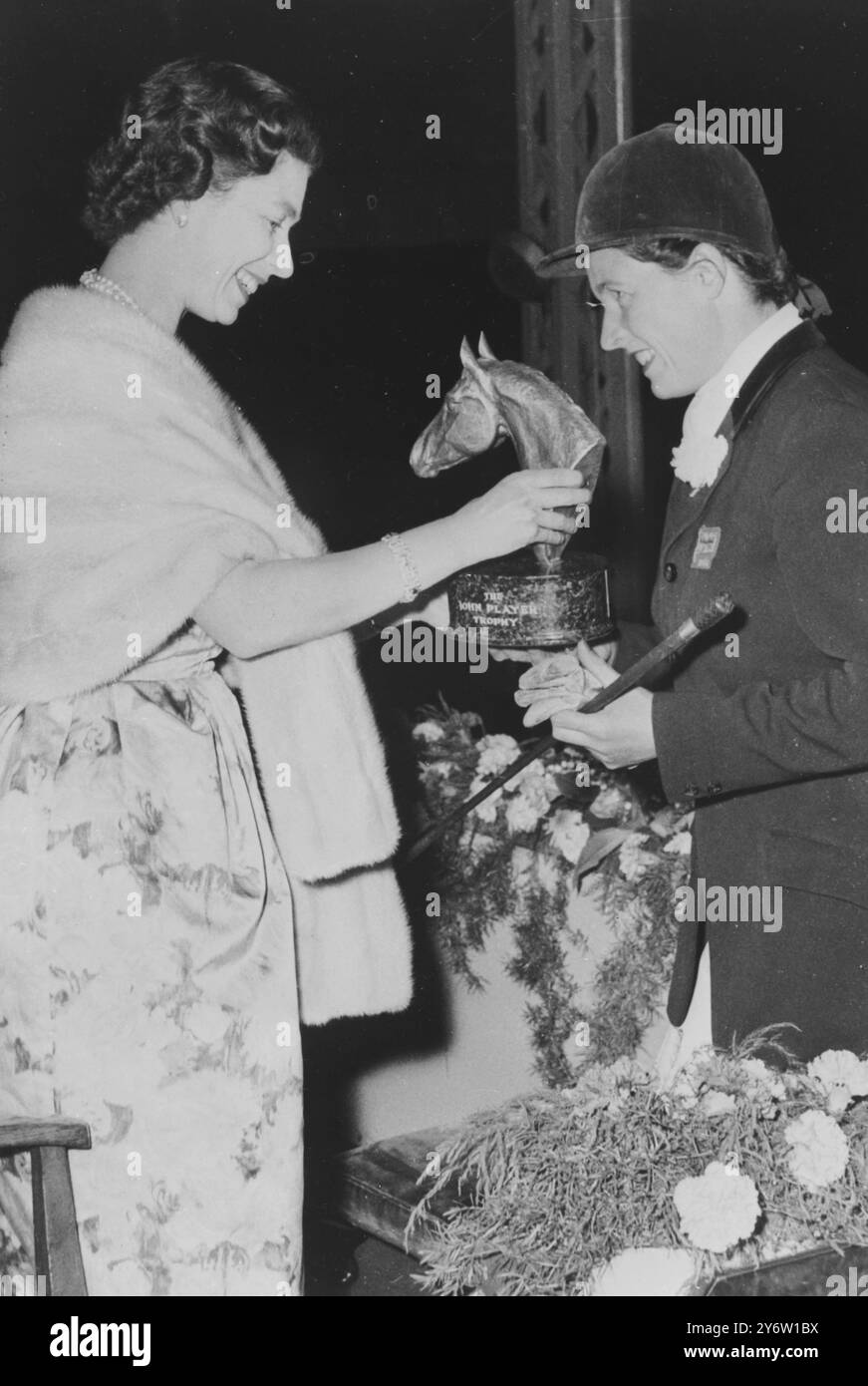 HORSE SHOWS QUEEN PRÉSENTE P SMYTHE JOHN JOUEUR TROPHÉE ROYAL INTER 29 JUILLET 1961 Banque D'Images