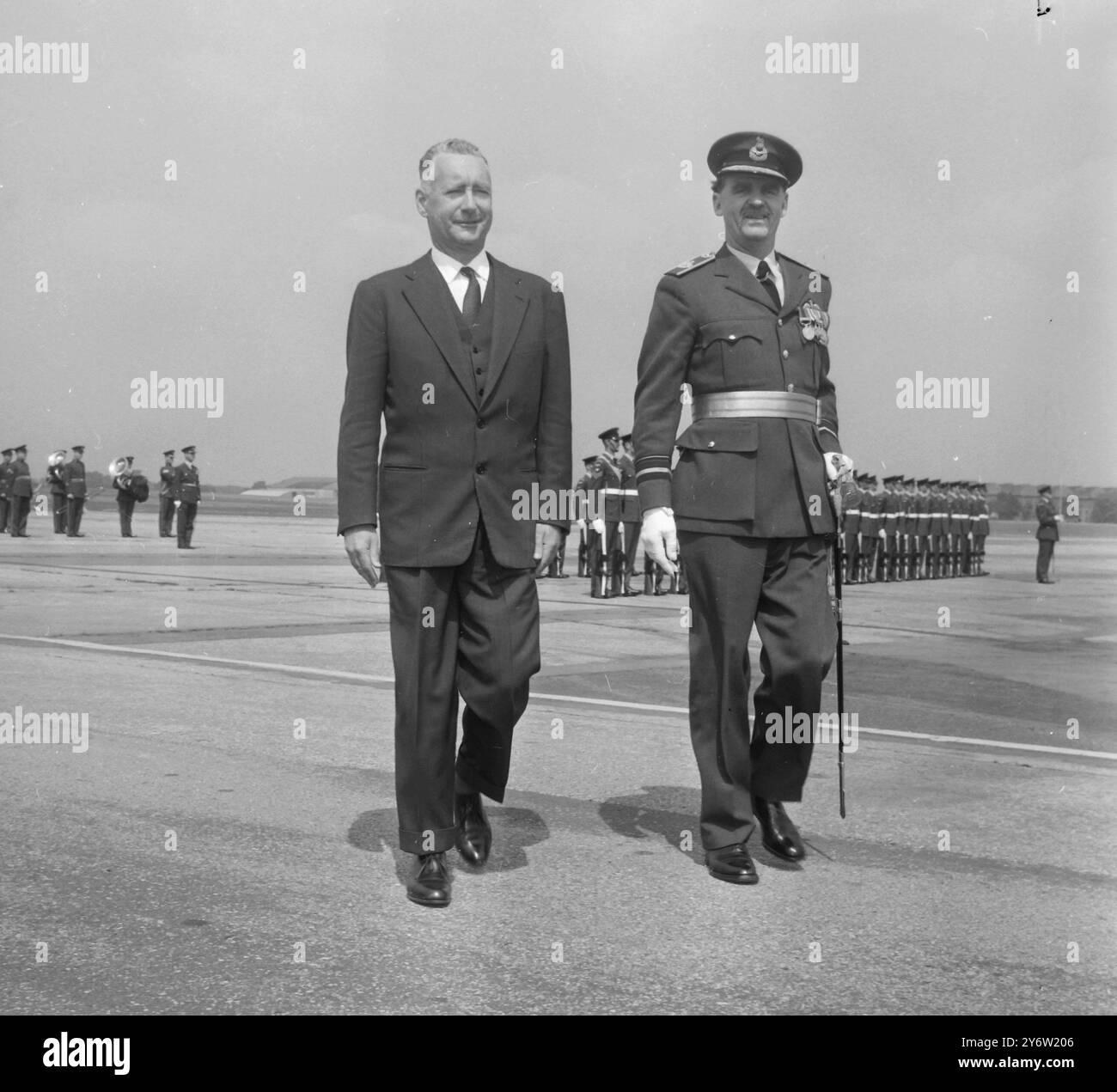 PIERRE MESSMER ARRIVE À L'AÉROPORT MILITAIRE NORTHOLT / 25 JUILLET 1961 Banque D'Images