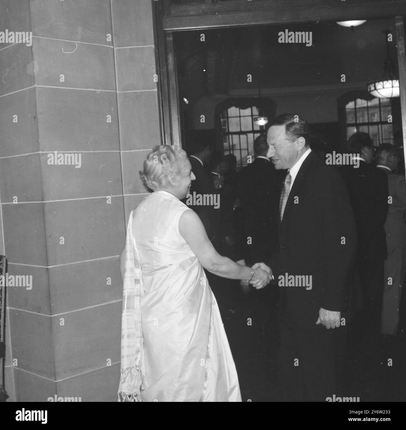 ARTHUR LOURIE SERRE LA MAIN DE MME PANDIT À LONDRES / 26 JUILLET 1961 Banque D'Images