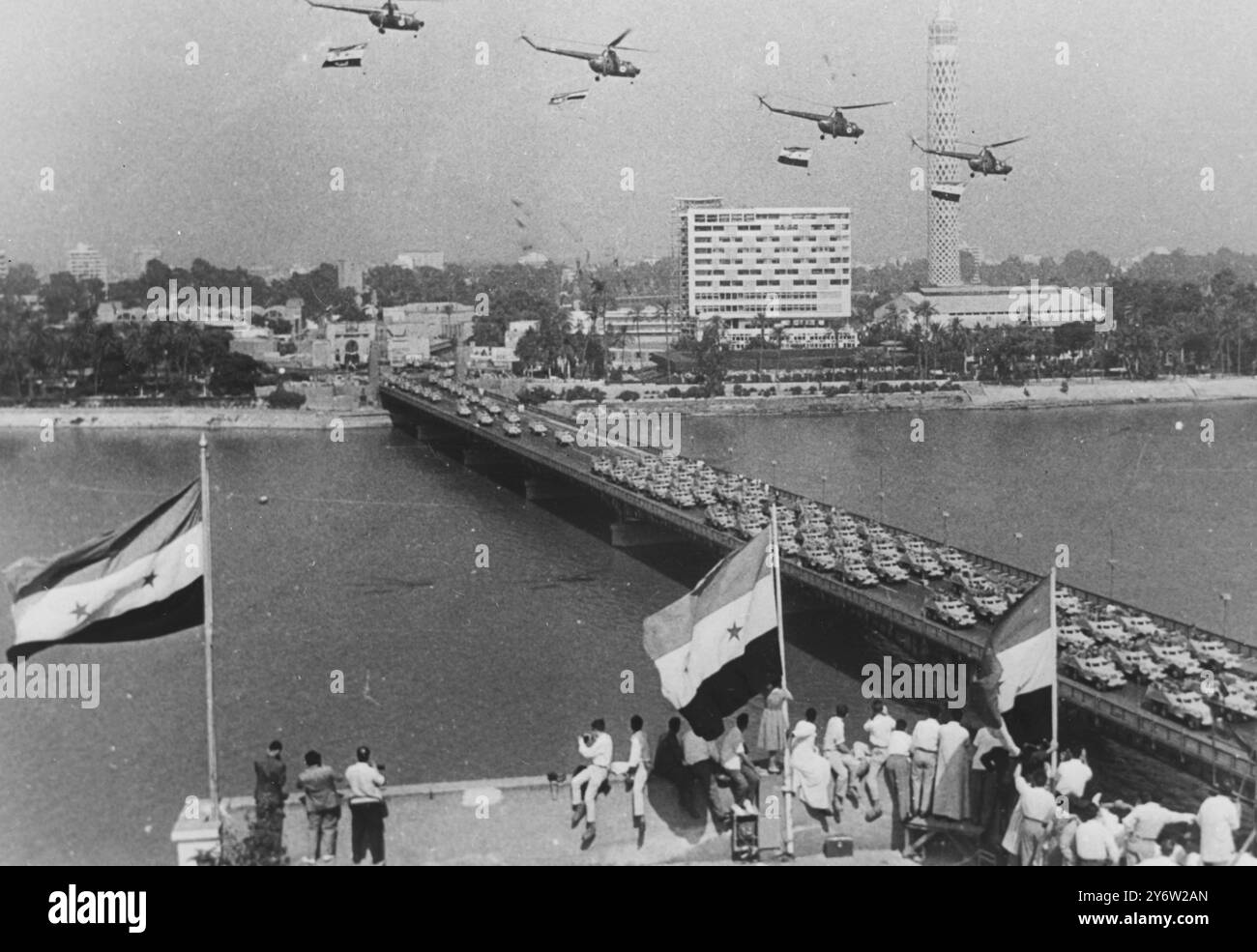 9E ANNIVERSAIRE DES HÉLICOPTÈRES DE LA RÉVOLUTION AVEC DRAPEAUX UAR LE CAIRE 24 JUILLET 1961 Banque D'Images