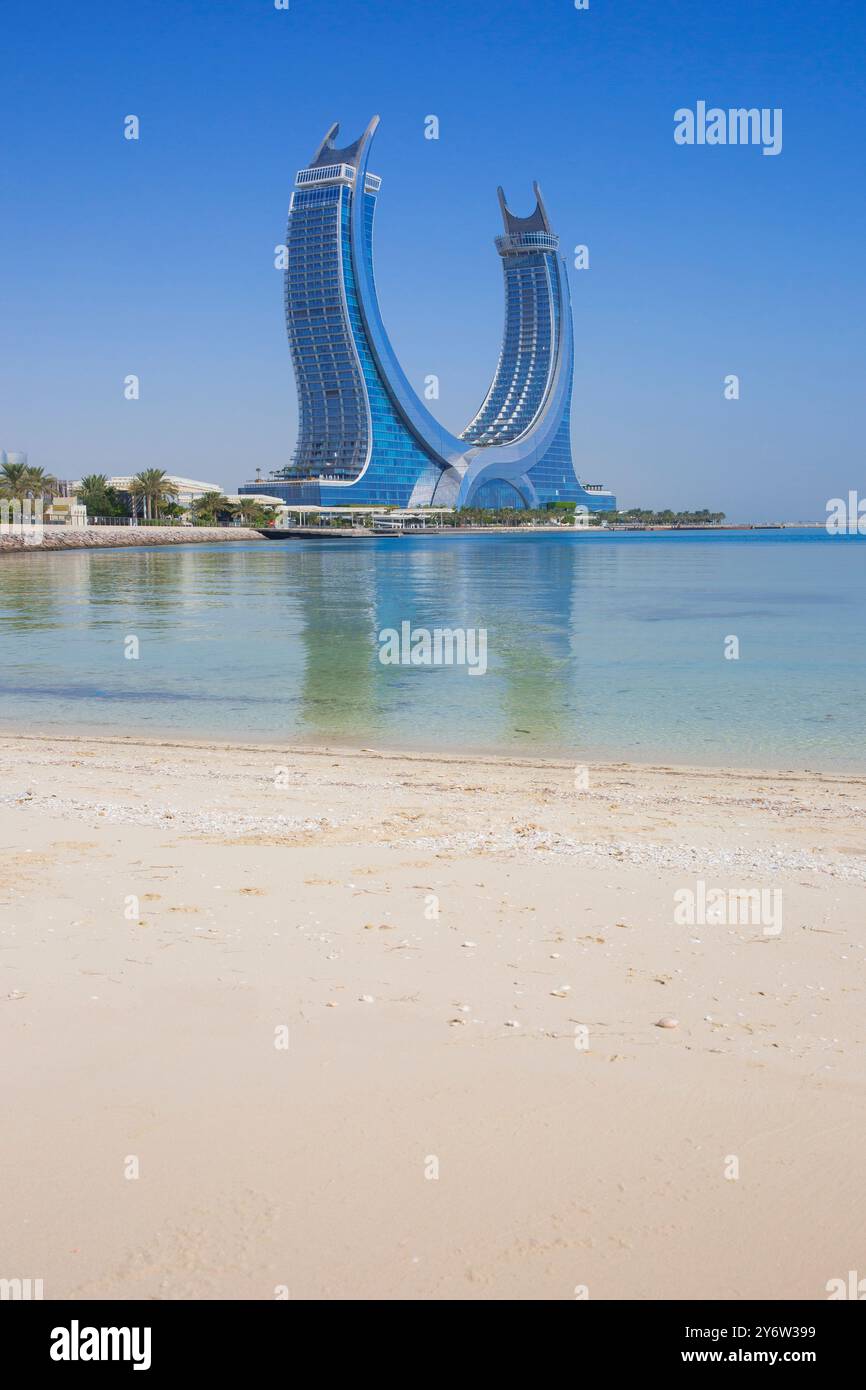 Les tours Katara (2022) avec une tour contenant l'hôtel 5 étoiles Raffles Doha et l'autre l'hôtel 6 étoiles Fairmont Doha à Lusail, Qatar Banque D'Images