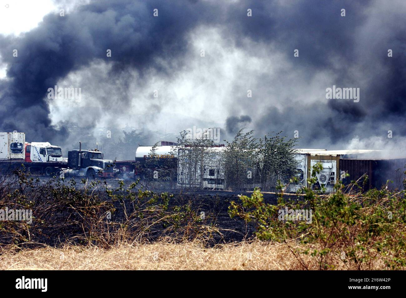 GYE INCENDIO SAMANES Guayaquil, jeudi 26 septembre 2024 Un fort incendie a touché plusieurs voitures dans les chantiers d'immobiliar situés dans le parc Samanes photos CÃ sar Munoz Guayaquil Guayas Ecuador dis GYE INCENDIOSAMANES 86f486402eeffdcf64bbb1861e5a21970 Copyright : xCÃ sarxMunozx Banque D'Images