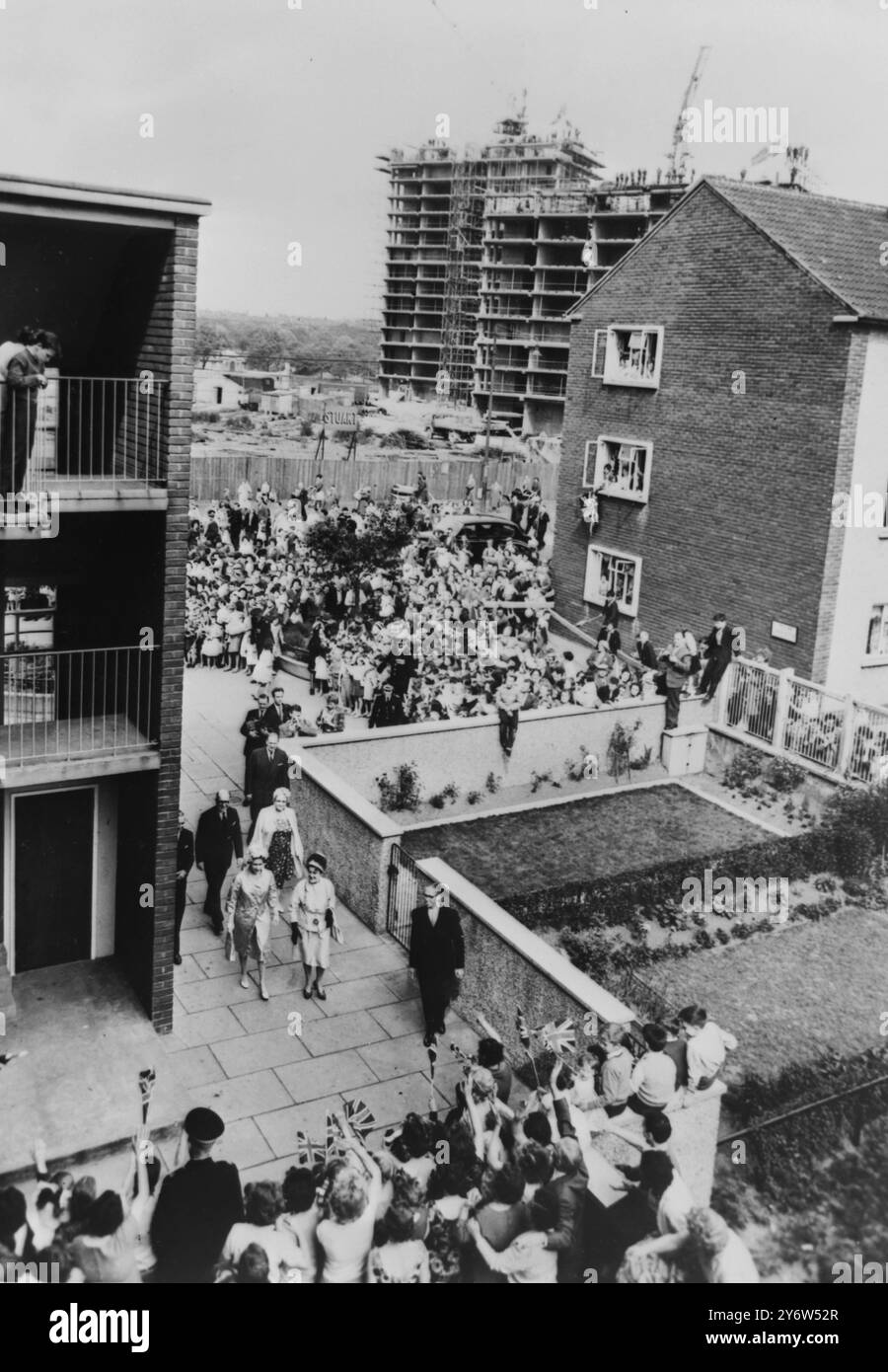 LA REINE ELIZABETH II PASSE DES DRAPEAUX VAGUES POUR ENCOURAGER LES CITOYENS GORBALS À GLASGOW LE 1ER JUILLET 1961 Banque D'Images