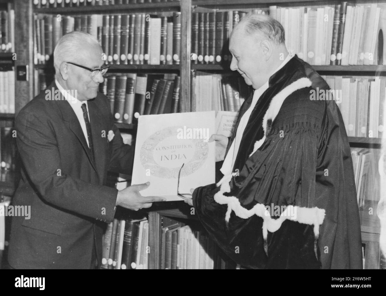 PRÉSIDENT DE LA COUR SUPRÊME INDIENNE SINHA AVEC M. SMITH À AMSTERDAM / 26 JUIN 1961 Banque D'Images