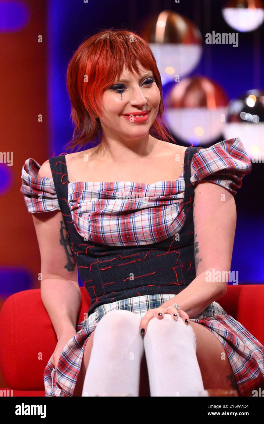 UTILISATION ÉDITORIALE UNIQUEMENT Lady Gaga pendant le tournage du Graham Norton Show, au BBC Studioworks 6 Television Centre, Wood Lane, Londres, qui sera diffusé sur BBC One vendredi soir. Date de la photo : jeudi 26 septembre 2023. Crédit photo : Matt Crossick/PA Wire Banque D'Images