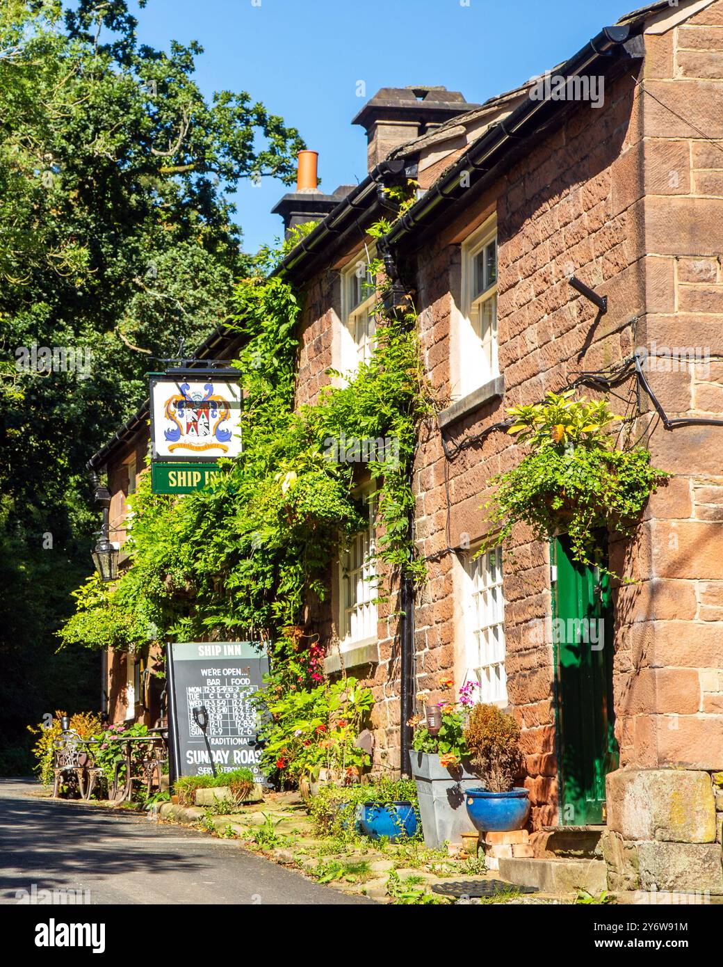 Le Ship inn est un pub de campagne anglais par excellence dans le village de Danebridge, district de Cheshire Peak, près de Macclesfield Banque D'Images