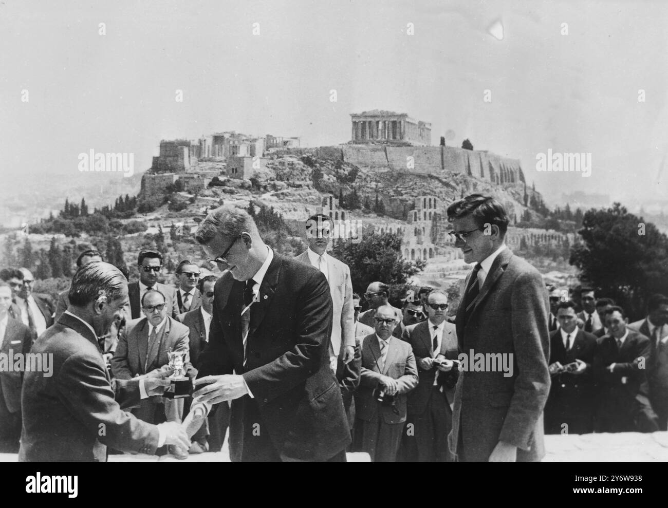 LE PILOTE BRITANNIQUE P RILEY ET SON CO-PILOTE TONY AMBROSE À LA TROISIÈME PLACE DE LA COURSE À ATHÈNES GRÈCE 25 MAI 1961 Banque D'Images