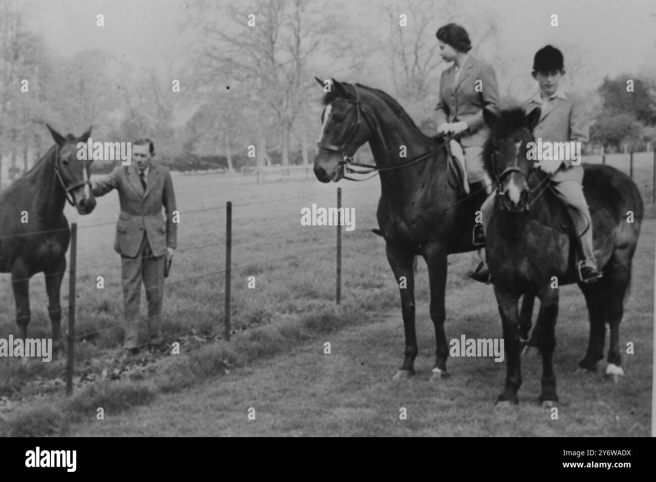 LA REINE ELIZABETH II MONTE À CHEVAL 'SULTAN' GROUNDS CHÂTEAU DE WINDSOR AVEC LE PRINCE CHARLES DE GALLES 18 MAI 1961 Banque D'Images