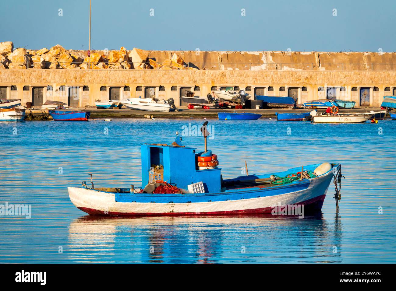 Un bateau gozzo traditionnel amarré à Molo Sant'Antonio, Bari, Italie. Banque D'Images