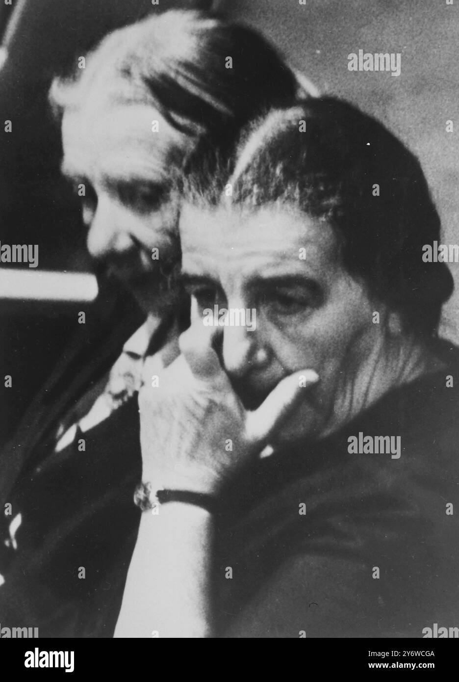 LA MINISTRE DES AFFAIRES ÉTRANGÈRES D'ISRAËL GOLDA MEIR PLEURE LORS DE ADOLF EICHMANN TRIALIN JERUSALEM/ 1 MAI 1961 Banque D'Images