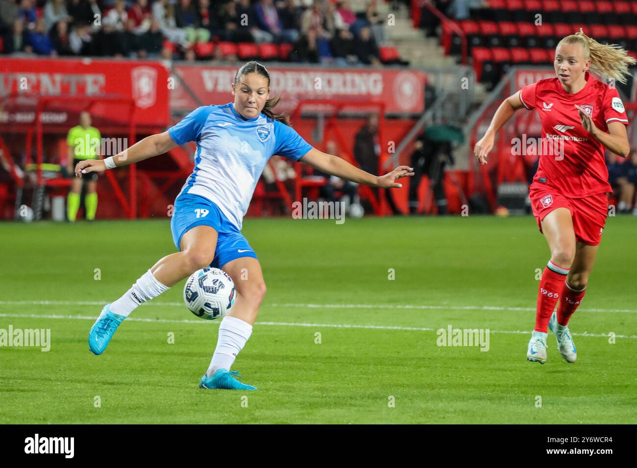 Enschede, pays-Bas. 26 septembre 2024. Enschede, pays-Bas, 26 septembre 2024 : Paula Petkovic (19 Osijek) avec le ballon lors du match de qualification de la Ligue des champions de l'UEFA Round 2 entre le FC Twente et Osijek à de Grolsch Veste à Enschede, pays-Bas. (Leiting Gao/SPP) crédit : photo de presse sportive SPP. /Alamy Live News Banque D'Images