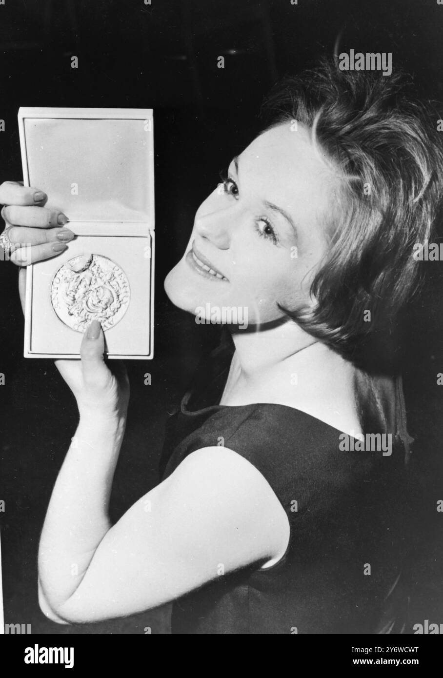 MOLLY BROWN AVEC SON PRIX POUR LA COMÉDIE MUSICALE 28 AVRIL 1961 Banque D'Images