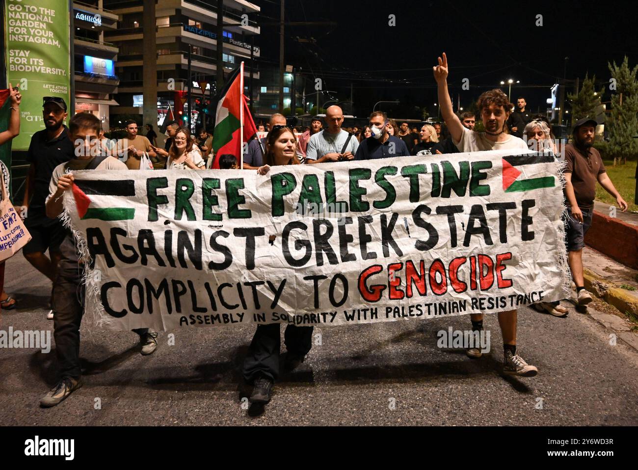 Manifestation de solidarité avec le Liban devant l'ambassade d'Israël à Athènes des manifestants défilent en brandissant des banderoles devant l'ambassade d'Israël à Athènes pour protester contre les frappes israéliennes au Liban et la guerre en cours à Gaza. Athènes Grèce Copyright : xNicolasxKoutsokostasxNicolasxKoutsokostasx DSC 202409260801 Banque D'Images