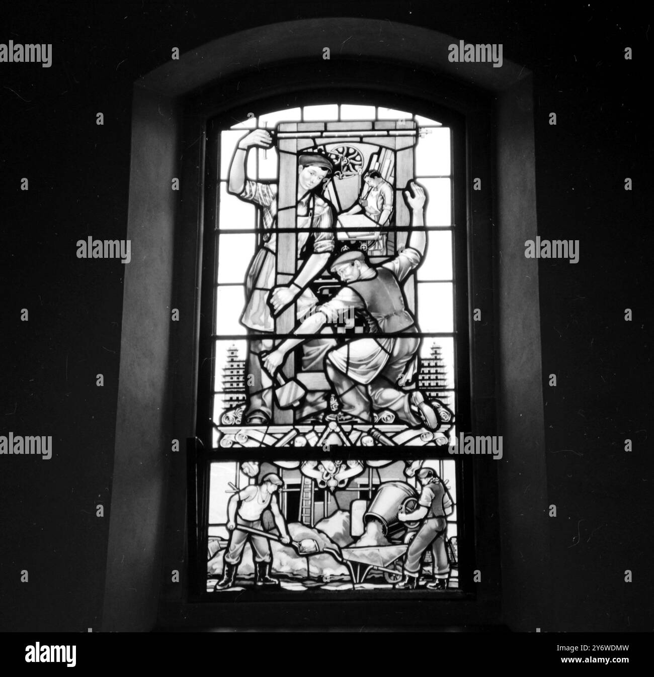 VITRAUX À CHRIST CHURCH LONDON CARPENTERS BUILDERS 19 AVRIL 1961 Banque D'Images