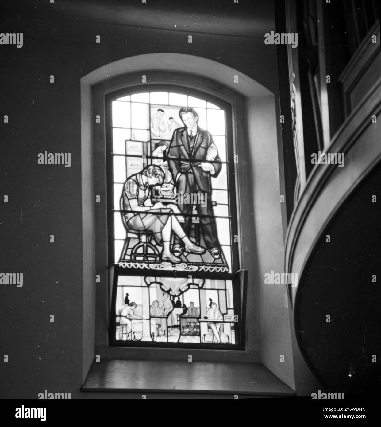 VITRAUX À CHRIST CHURCH LONDON SECRÉTAIRES EMPLOYÉS DE BUREAU 19 AVRIL 1961 Banque D'Images