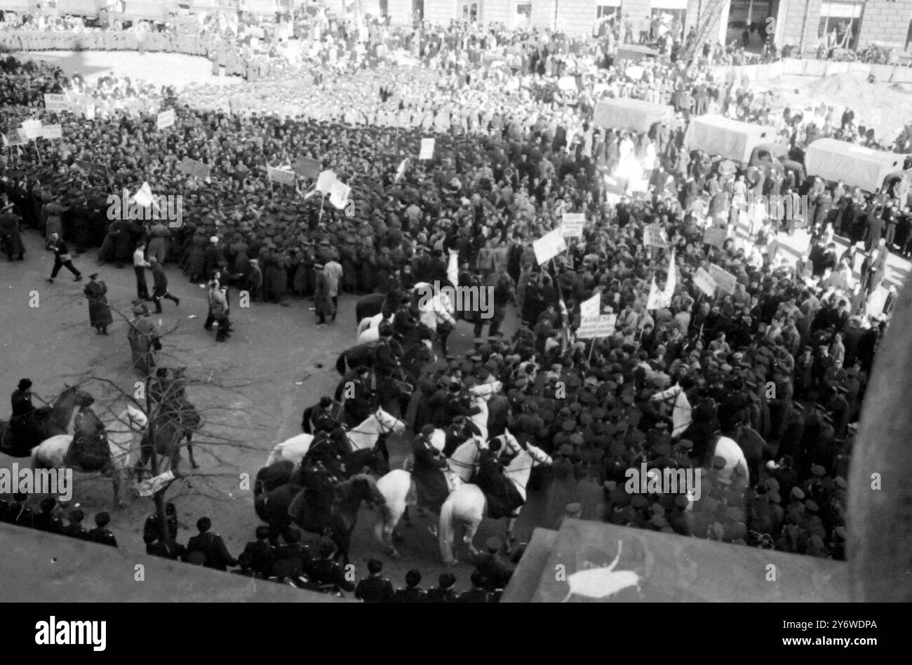 MANIFESTATION CONTRE L'INTERVENTION À CUBA AMBASSADE DES ÉTATS-UNIS À MOSCOU LE 20 AVRIL 1961 Banque D'Images