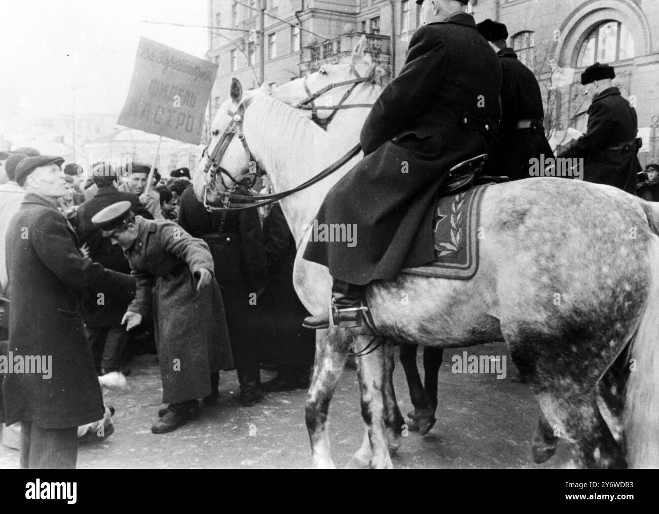 MANIFESTATION DEVANT L'AMBASSADE DES ÉTATS-UNIS À MOSCOU LE 20 AVRIL 1961 Banque D'Images