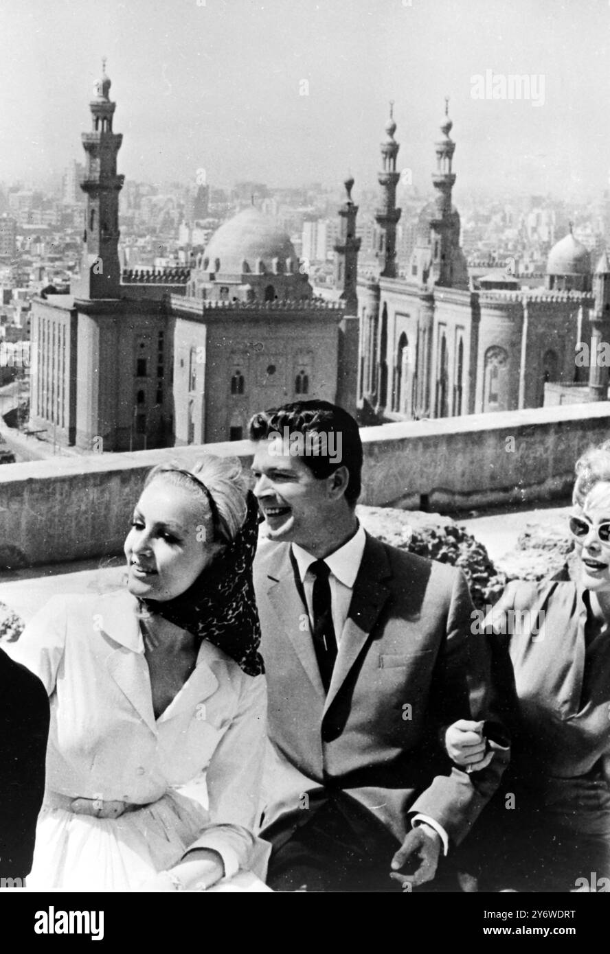 BARBARA EDEN AVEC STEPHEN BOYD À LA MOSQUÉE SULTAN HUSSEIN AU CAIRE LE 20 AVRIL 1961 Banque D'Images