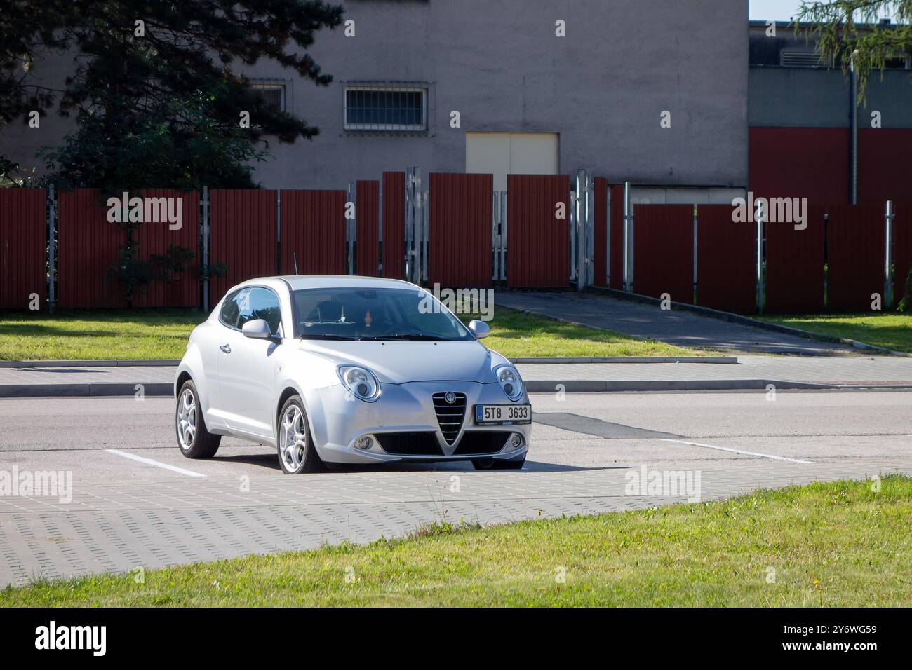 HAVIROV, TCHÉQUIE - 28 AOÛT 2016 : voiture Silver Alfa Romeo Mito garée dans la rue Banque D'Images