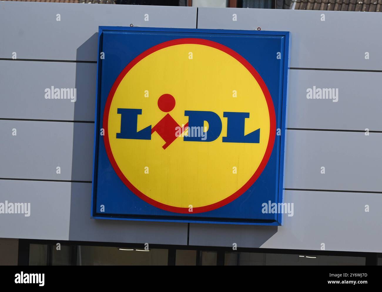 Logo Schriftzug des Discounter LIDL an einer filiale *** logo lettrage du Discounter LIDL sur un magasin Banque D'Images