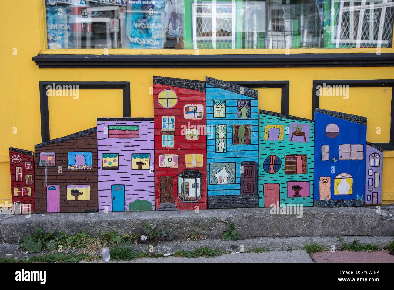 Décorations colorées de maison en rangée de jellybean à la boutique de cadeaux Downhome sur la rue de l'eau dans le centre-ville de John's, Terre-Neuve-et-Labrador, Canada Banque D'Images