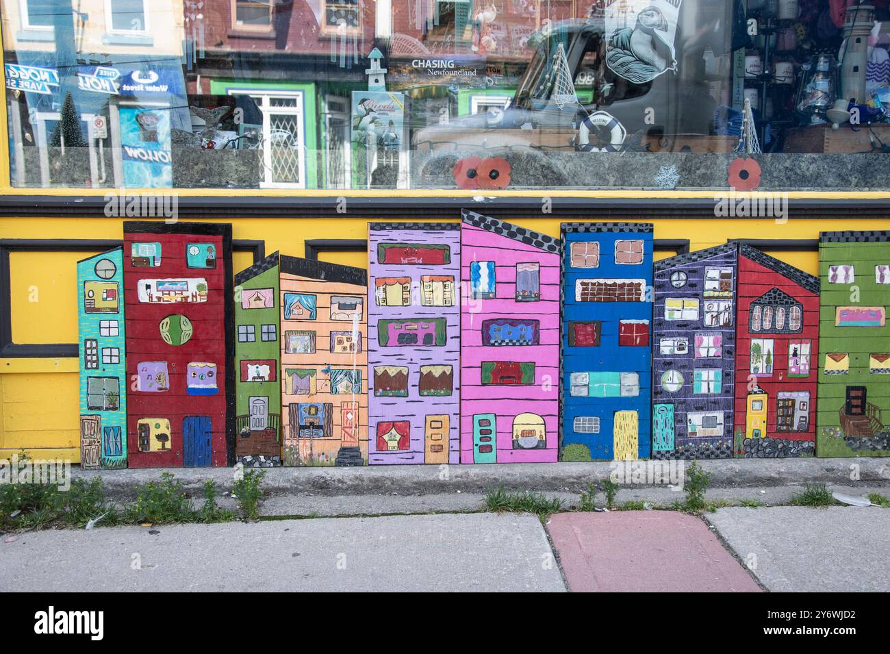 Décorations colorées de maison en rangée de jellybean à la boutique de cadeaux Downhome sur la rue de l'eau dans le centre-ville de John's, Terre-Neuve-et-Labrador, Canada Banque D'Images