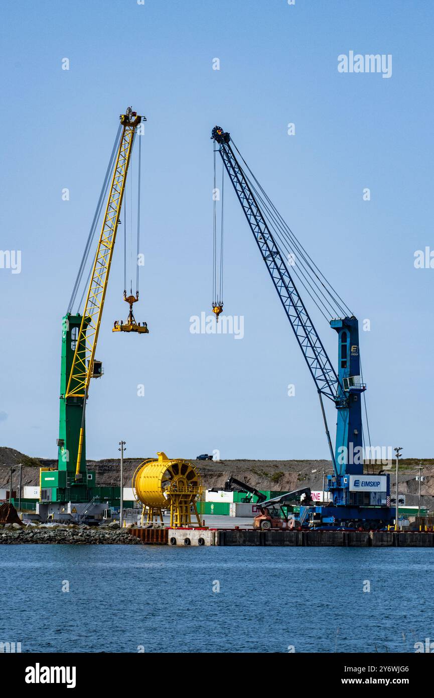 Grues et grande bobine de câble jaune au port d'Argentia à Placentia, Terre-Neuve-et-Labrador, Canada Banque D'Images