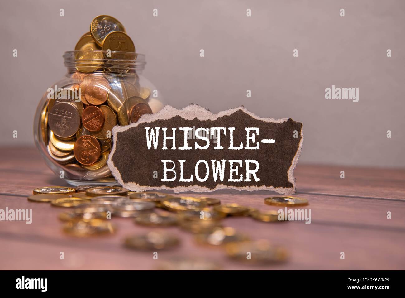 Souffleur de sifflet - femme tenant le tableau noir avec du texte. Banque D'Images