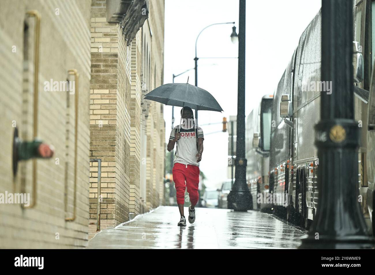 Atlanta, Géorgie, États-Unis. 26 septembre 2024. Une personne marche en centre-ville alors qu'Atlanta fait face à des intempéries avant l'ouragan Helene. (Crédit image : © Christopher Oquendo/ZUMA Press Wire) USAGE ÉDITORIAL SEULEMENT! Non destiné à UN USAGE commercial ! Banque D'Images