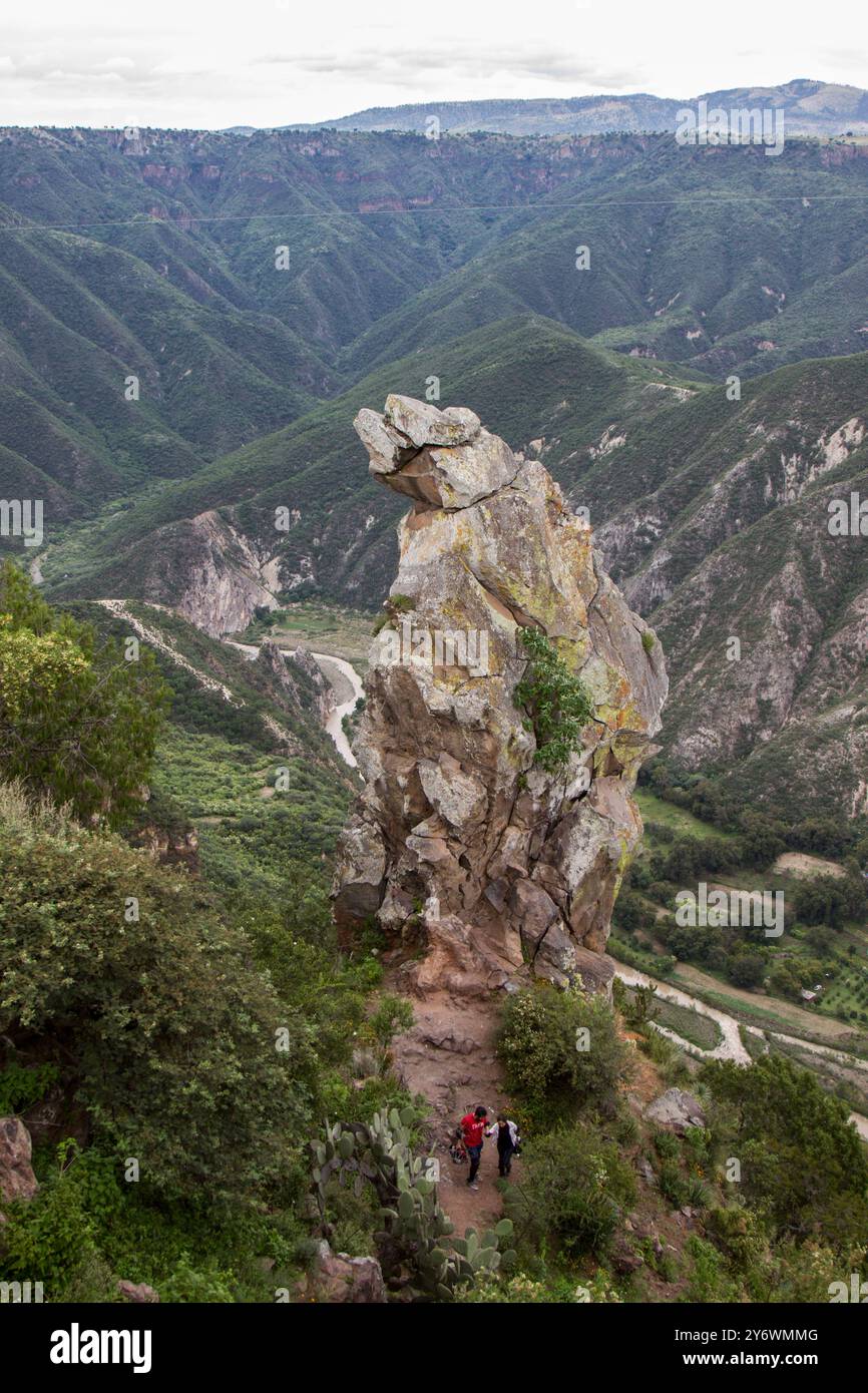 Huasca de Ocampo, Hidalgo, Mexique ; 10 31 2018 ; deux personnes en randonnée à Peña del aire. Banque D'Images