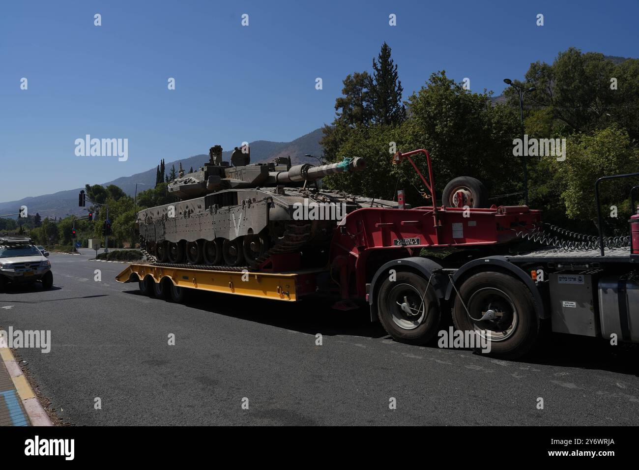 (240926) -- KIRYAT SHMONA, 26 septembre 2024 (Xinhua) -- un char israélien est transporté par camion près de Kiryat Shmona, dans le nord d'Israël, le 26 septembre 2024. Jeudi, les Forces de défense israéliennes (Tsahal) ont déclaré que leur 7ème Brigade blindée avait terminé un exercice militaire à quelques kilomètres de la frontière libanaise, simulant une opération terrestre au Liban. (Ayal Margolin/JINI via Xinhua) Banque D'Images