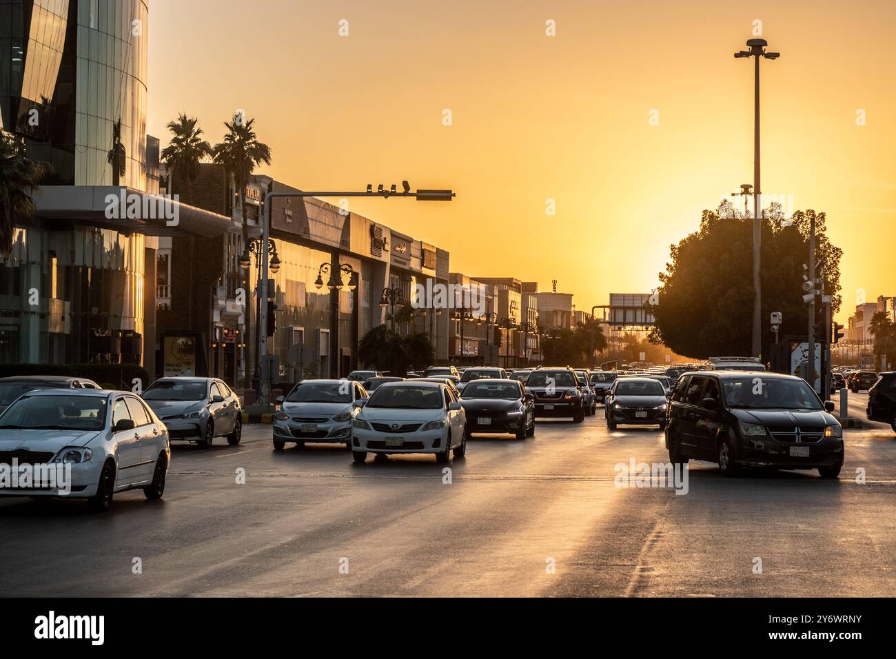 RIYAD, ARABIE SAOUDITE - 30 NOVEMBRE 2021 : trafic routier à Riyad pendant le coucher du soleil, Arabie Saoudite Banque D'Images