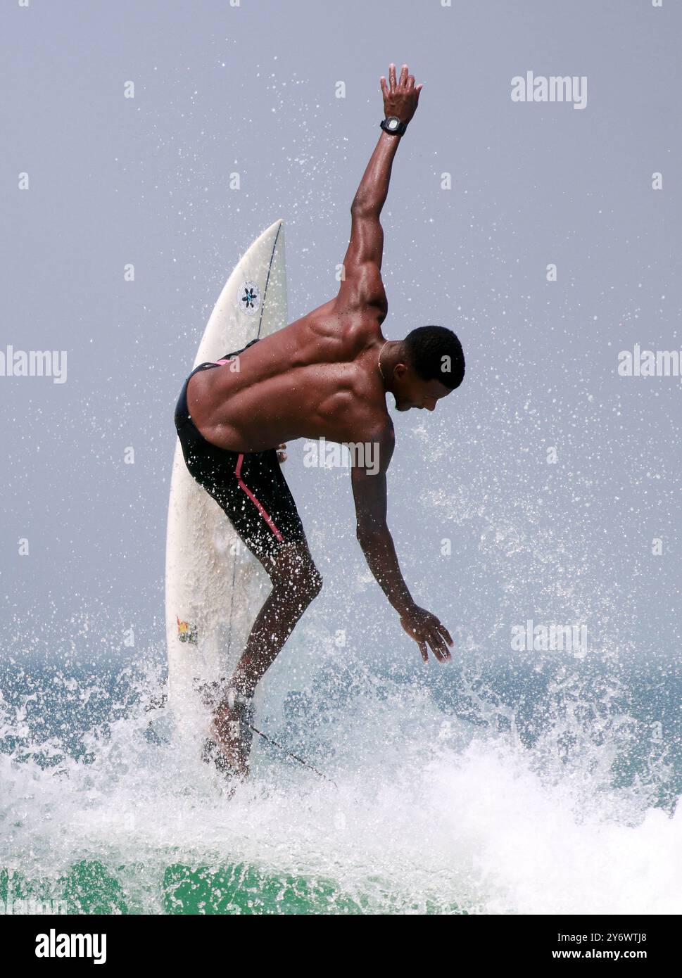 26 septembre 2024, Rio de Janeiro, Rio de Janeiro, Brésil : la légende locale du surf ANDERSON 'PIKACHU''CARVALHO, connu sous le nom de ''Prince d'Arpoador'', a fasciné les amateurs de plage avec ses démonstrations époustouflantes de manœuvres aériennes sur les vagues à Arpoador à Rio de Janeiro, célèbre pour son surf fiable et ses plages étendues. Carvalho est né et a grandi dans la favela de Cantagalo, RJ et a commencé à surfer à l'âge de 4 ans, éveillant une passion pour le reste de sa vie. (Crédit image : © Bob Karp/ZUMA Press Wire) USAGE ÉDITORIAL SEULEMENT! Non destiné à UN USAGE commercial ! Banque D'Images