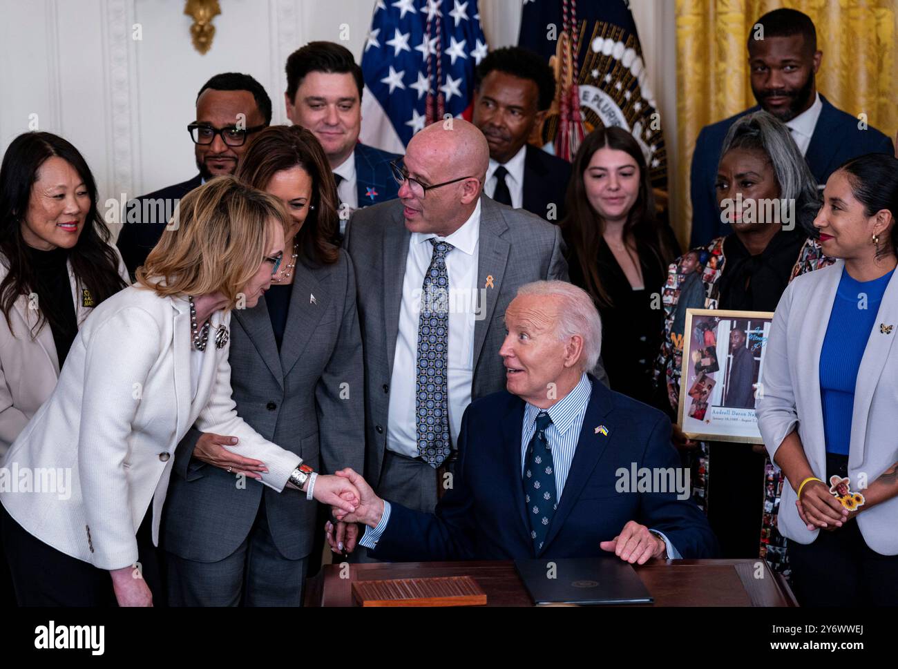 Washington, États-Unis. 26 septembre 2024. Le président Joe Biden salue Gabby Giffords, ancien représentant américain de l’Arizona, lors d’un discours sur la violence armée dans la salle est de la Maison Blanche à Washington, DC, États-Unis, le jeudi 26 septembre, 2024. L'administration Biden annonce de nouvelles mesures de la part du pouvoir exécutif pour lutter contre les exercices de tir actif dans les écoles ainsi que contre les mitrailleuses. Photo par Al Drago/UPI crédit : UPI/Alamy Live News Banque D'Images
