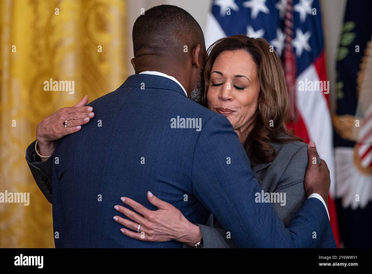 Washington, États-Unis. 26 septembre 2024. Le vice-président Kamala Harris embrasse Randall Woodfin, maire de Birmingham, Alabama, lors d'un discours sur la violence armée dans la salle est de la Maison Blanche à Washington, DC, États-Unis, le jeudi 26 septembre, 2024. L'administration Biden annonce de nouvelles mesures de la part du pouvoir exécutif pour lutter contre les exercices de tir actif dans les écoles ainsi que contre les mitrailleuses. Photo par Al Drago/UPI crédit : UPI/Alamy Live News Banque D'Images