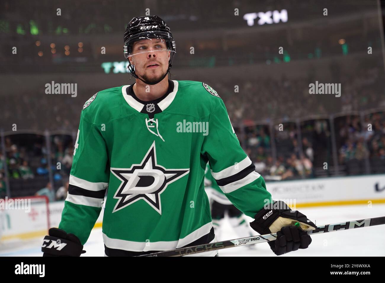 Dallas, Texas, États-Unis. 25 septembre 2024. Miro Heiskanen #4 des Dallas Stars réagit lors du match de pré-saison entre les Stars de Dallas et le Wild du Minnesota au American Airlines Center. Dallas Stars bat Minnesota Wild 5-2. Le 25 septembre 2024 à Dallas, Texas, États-Unis. (Crédit image : © Javier Vicencio/eyepix via ZUMA Press Wire) USAGE ÉDITORIAL SEULEMENT! Non destiné à UN USAGE commercial ! Banque D'Images