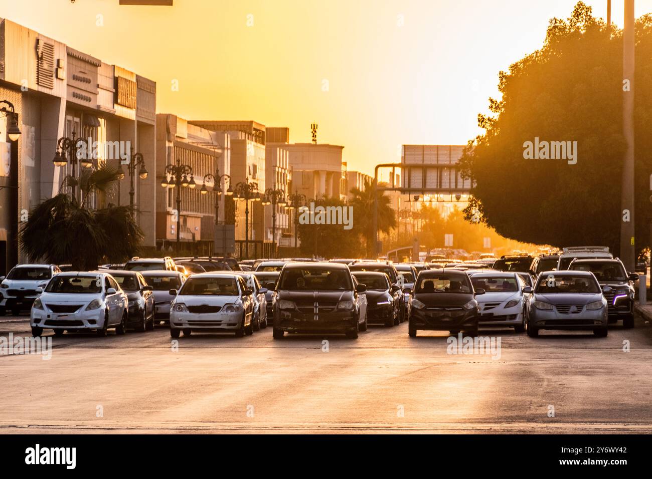 Trafic routier à Riyad pendant le coucher du soleil, Arabie Saoudite Banque D'Images