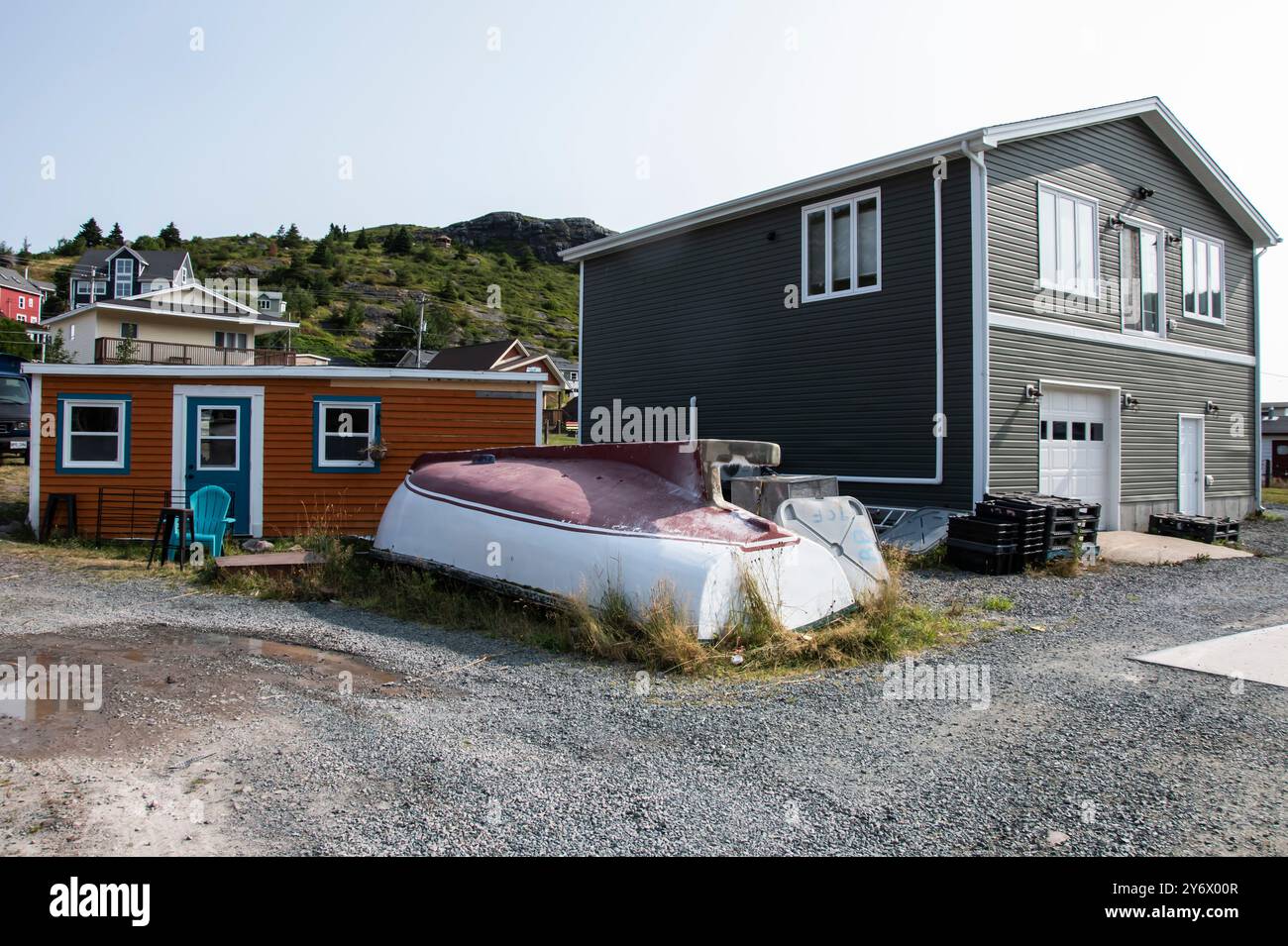Bateau rouge et blanc entreposé retourné à Petty Harbour–Maddox Cove, Terre-Neuve-et-Labrador, Canada Banque D'Images